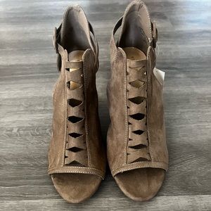 Attention Size 9 New with tag